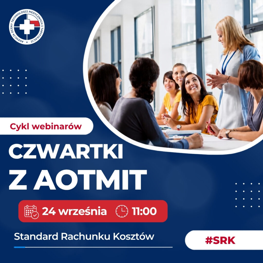 Sześć osób siedzi przy stole w jasnym pomieszczeniu i słucha kobiety, która stoi i przemawia. Tekst w języku polskim zawiera informacje o webinarium poświęconym standardom kalkulacji kosztów, które odbędzie się 24 września o godz. 11:00. W lewym górnym rogu widnieje logo placówki medycznej.