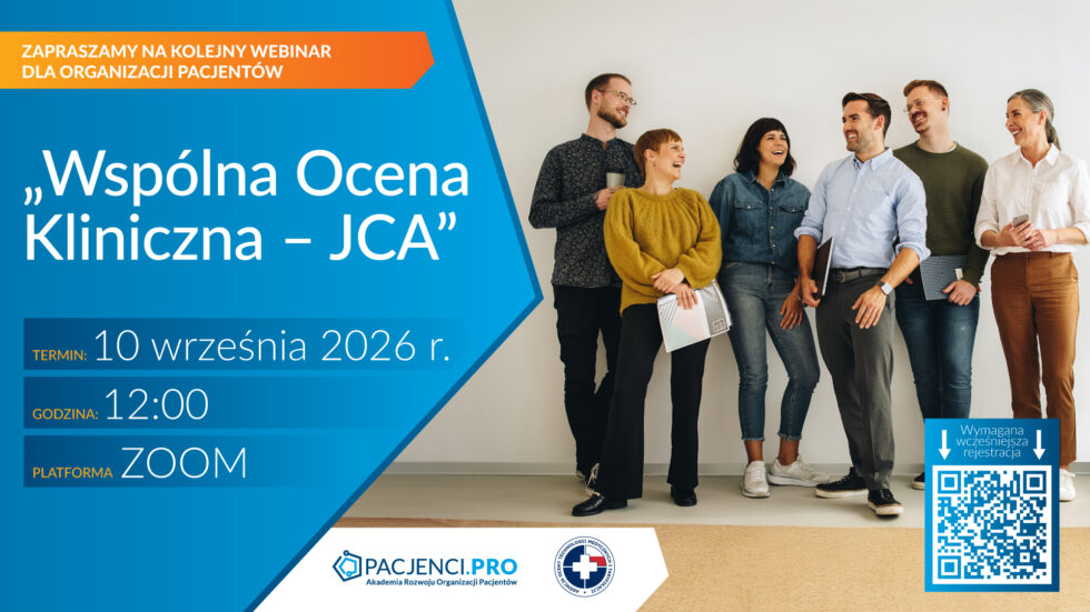 Sześć osób stoi, uśmiechając się i rozmawiając, na tle szarej ściany. Na niebieskich banerach widnieją informacje w języku polskim dotyczące webinarium zatytułowanego „Wspólna Ocena Kliniczna – JCA”, które odbędzie się 10 września 2026 r. o godz. 12:00 za pośrednictwem platformy Zoom. Na dole widnieją szczegóły dotyczące rejestracji oraz logo organizatorów.