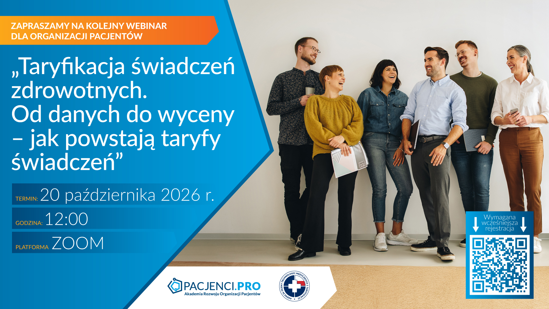 Sześć różnorodnych osób stoi w rzędzie przed białą ścianą, uśmiechając się i rozmawiając. Po lewej stronie widnieje duży niebieski baner z zaproszeniem na webinarium w języku polskim, zawierającym datę, godzinę oraz link do platformy Zoom. W prawym dolnym rogu znajduje się kod QR służący do rejestracji.